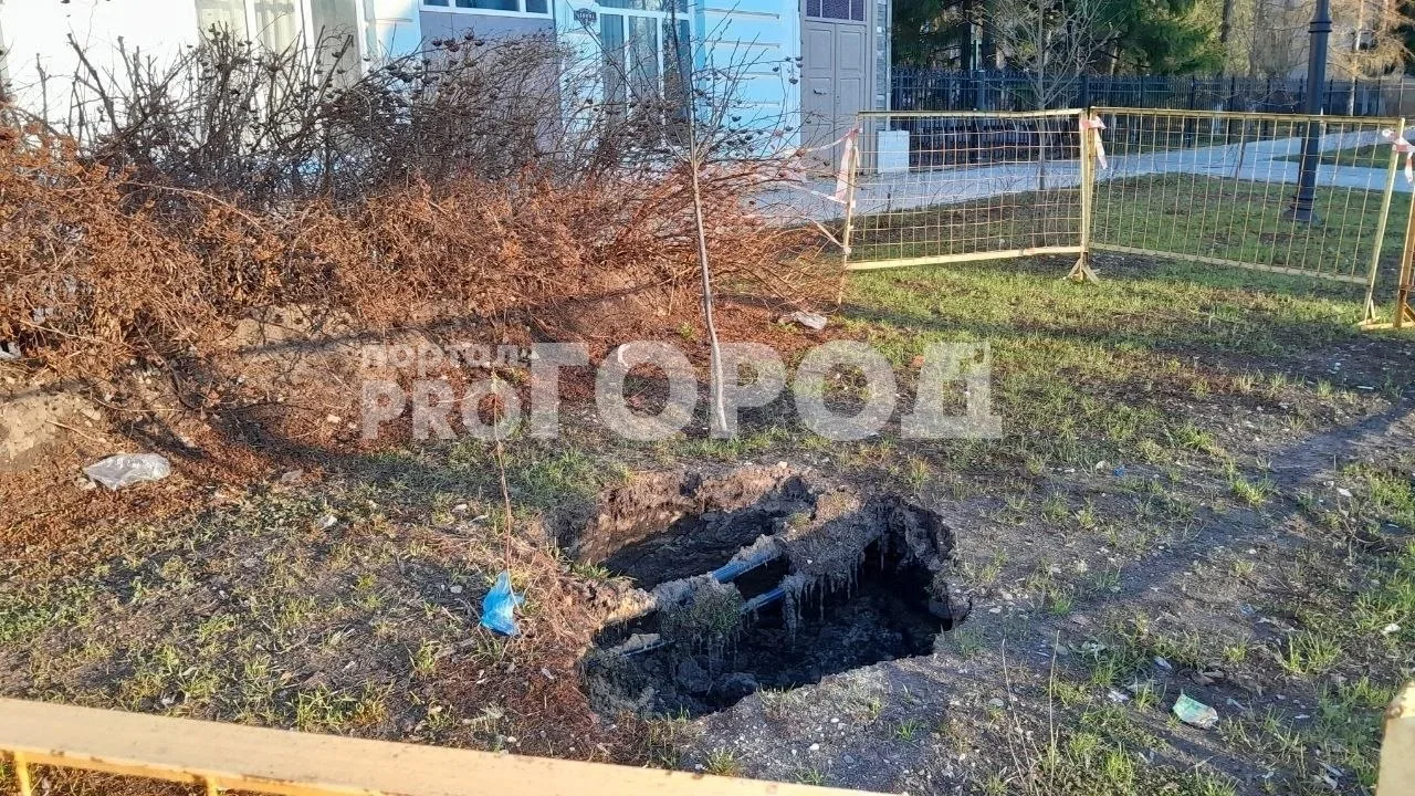 Многомиллионный алатырский "Арбат" частично провалился под землю  "Пешеходную улицу так торжественно