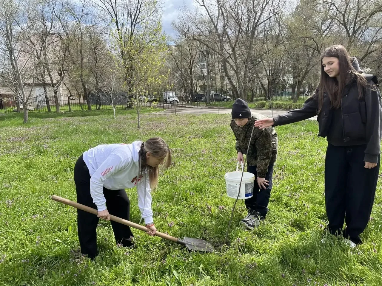 Средняя школа  №18 присоединилась к международной акции «Сад памяти» 🌳, в рамках которой активисты в