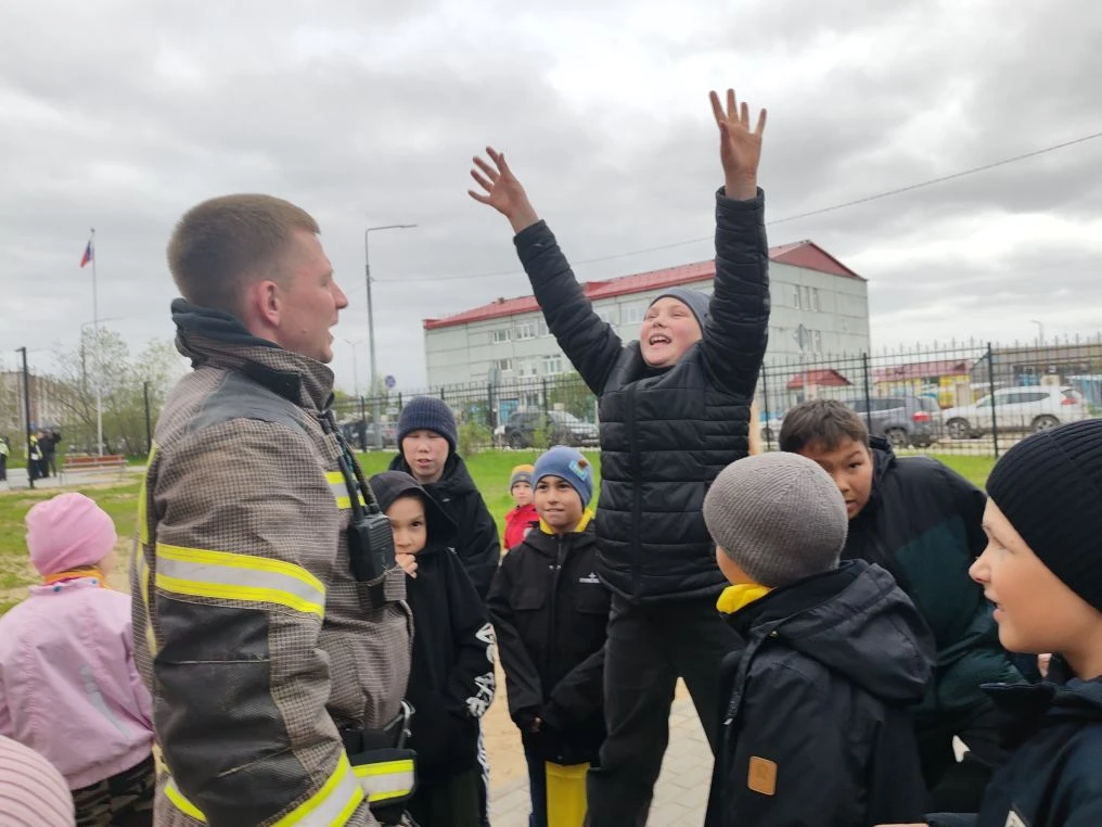Встреча с героями: Пожарные в лагере "Здоровейка. Время Первых"