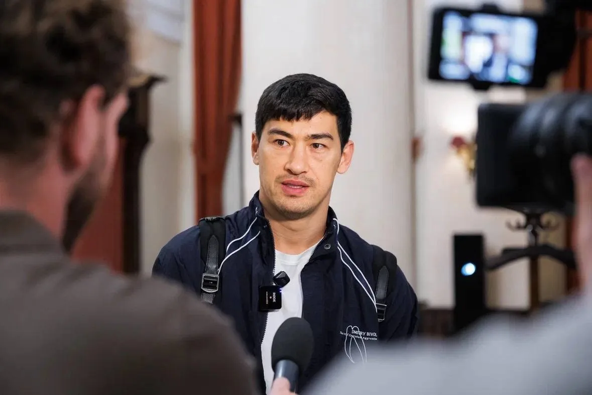 🥊 В аэропорт Кольцово прибыл самолёт с командой титулованного боксёра Дмитрия Бивола  Спортсмен прие