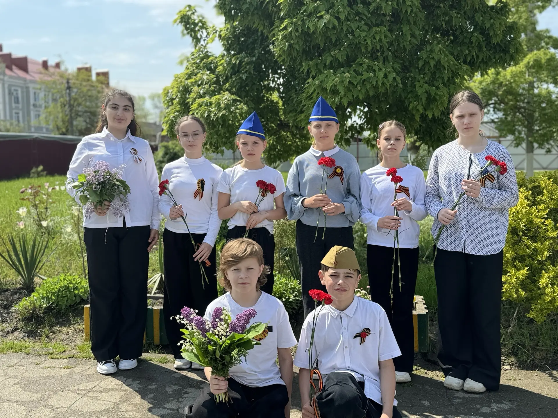 ✨Вчера учащиеся 5 «Б» класса почтили память павших, возложив цветы на мемориале 🙏