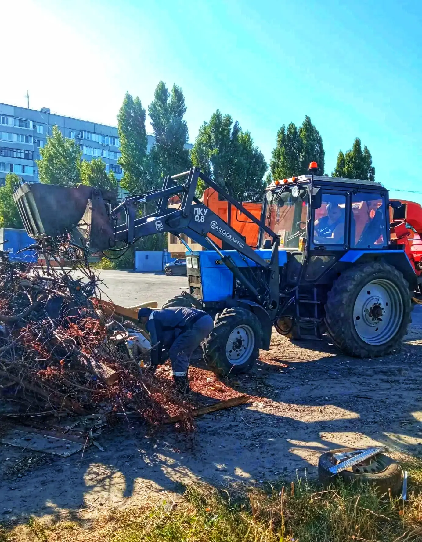 🚜В Советском районе продолжаются работы по уборке несанкционированных свалок (ул.Чебыш...