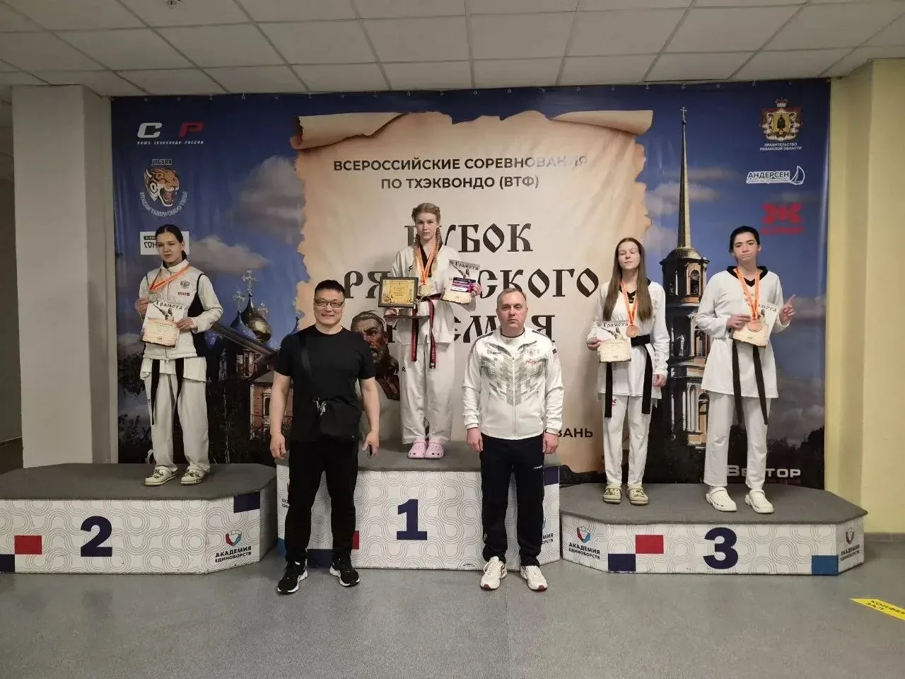 🥋 Спортсмены МКСШОР «Восток» завоевали две золотые, одну серебряную и пять бронзовых медалей всеросс