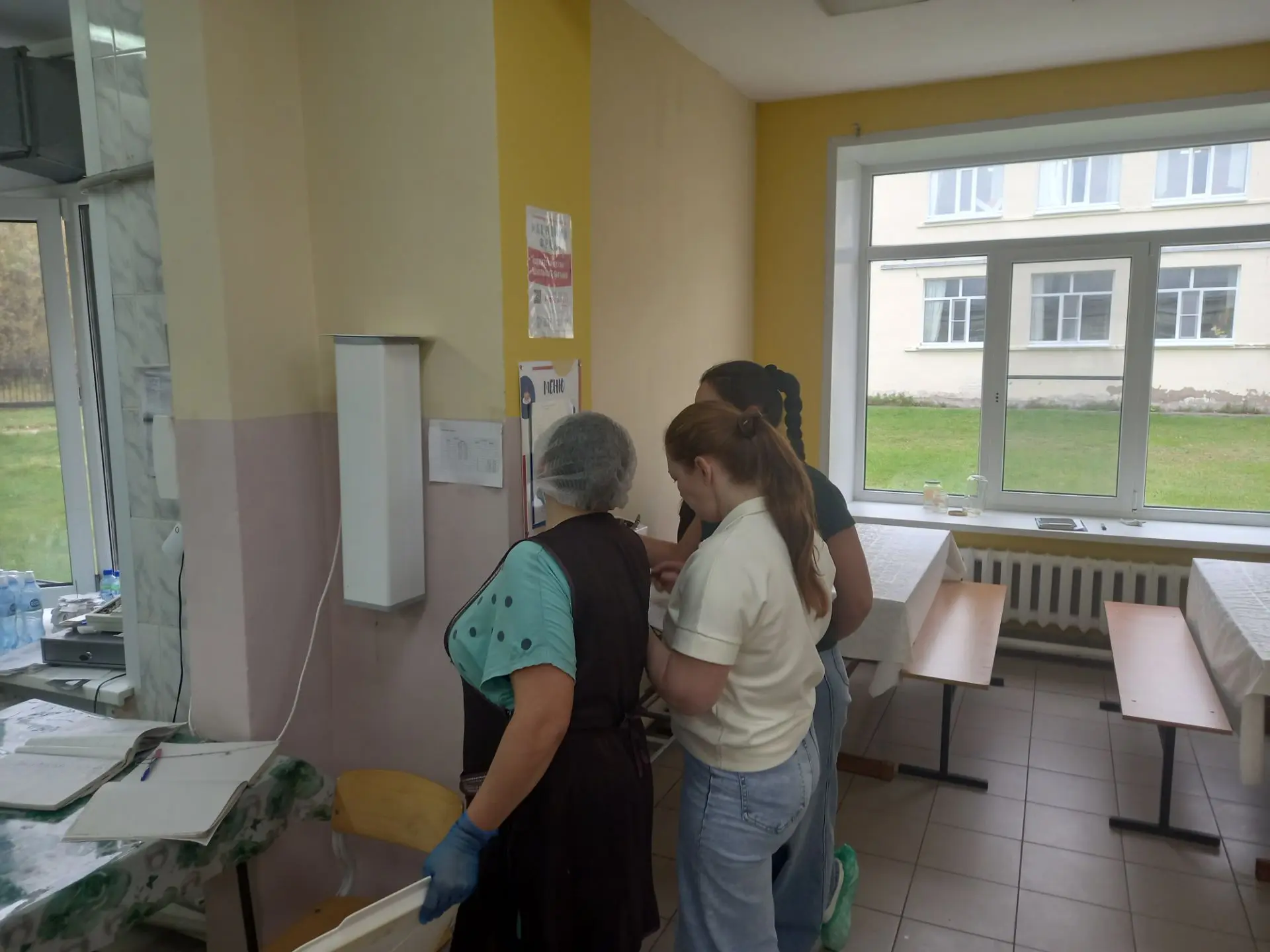 Сегодня в нашей школе представители общешкольного родительского комитета,совета школы,У...