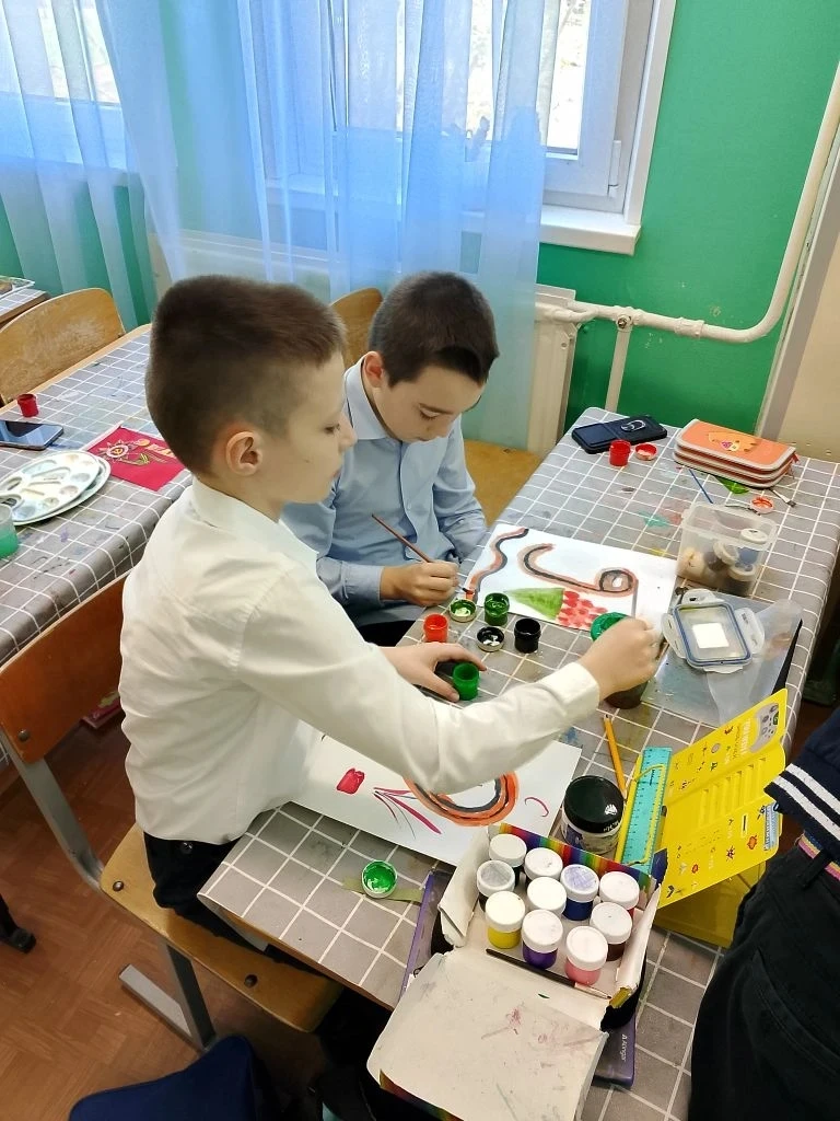 🎖В преддверии праздника - Дня Победы - ученики 4Б класса на уроке изобразительного искусства под рук