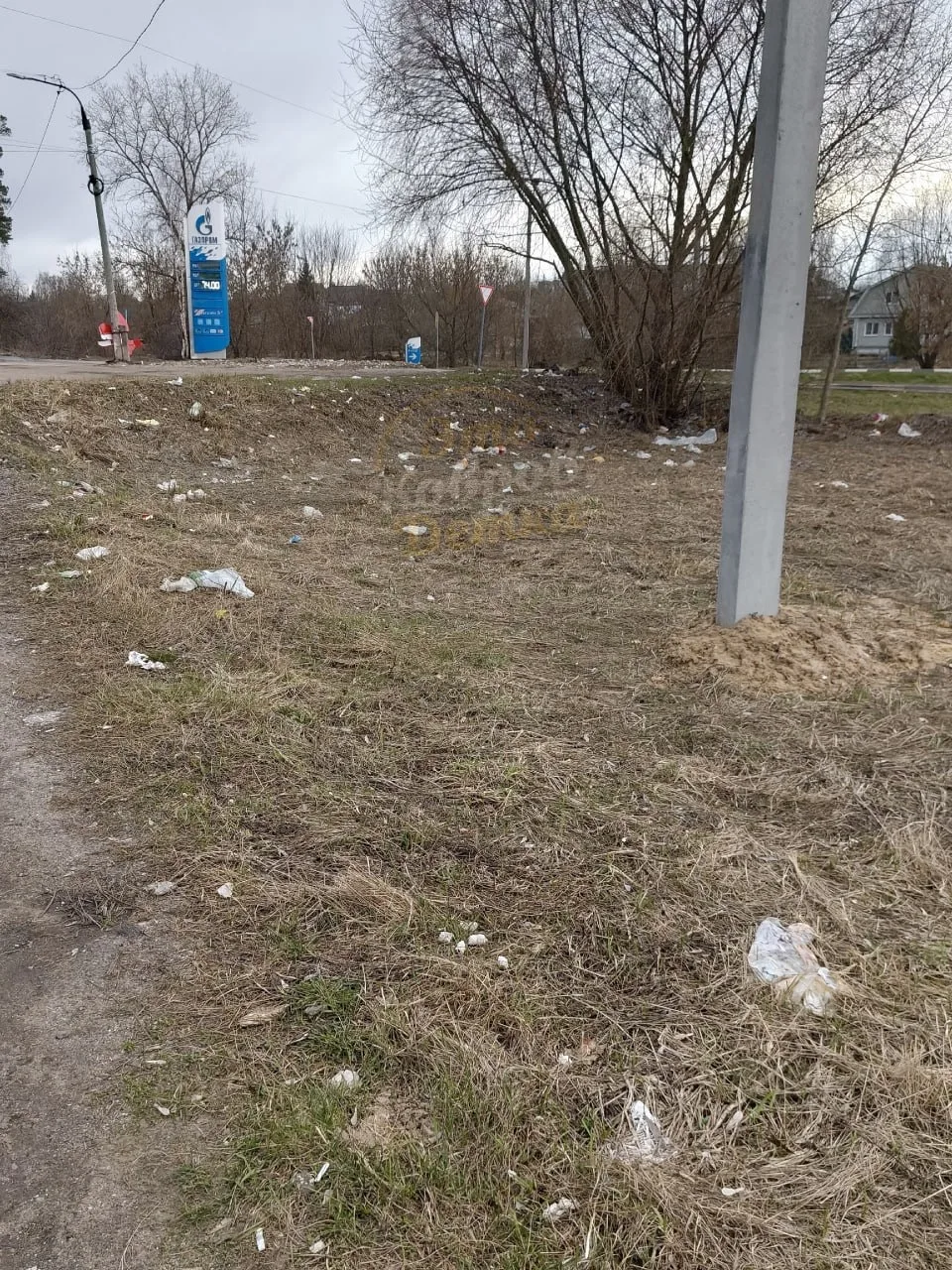 ⚡️ Вот в какой грязи  Нам приходится ждать транспорт, по всей территории разбросаны чек-ленты, котор