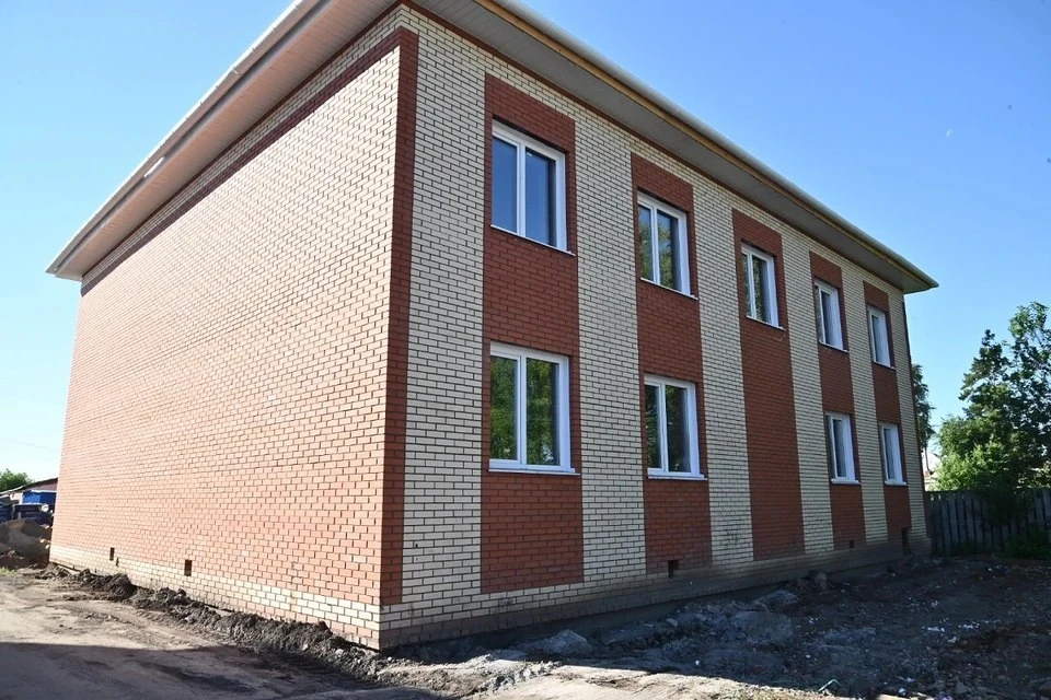 🏘 Губернатор проверил строительство дома для сирот в Усть-Таркском районе