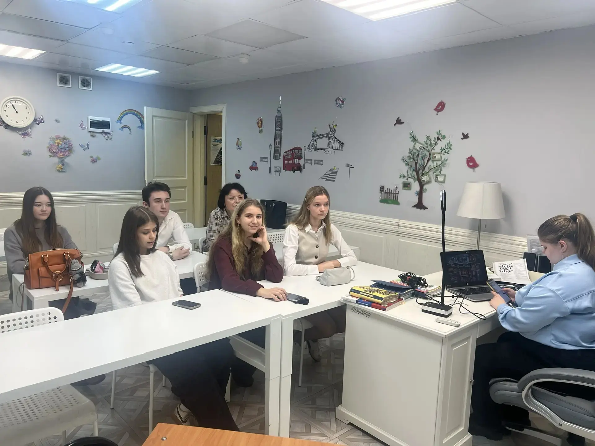 Недавно в нашей школе прошел ещё один телемост, но на этот раз с учениками из Индии! 🇮🇳  Тема встреч