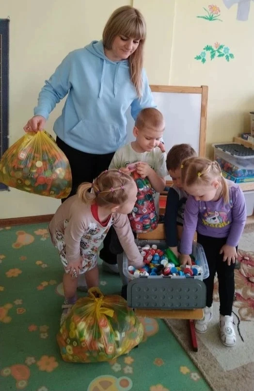 Воспитанники и родители группы N 3 принимают активное участие в экологическом марафоне "Мусор в дело