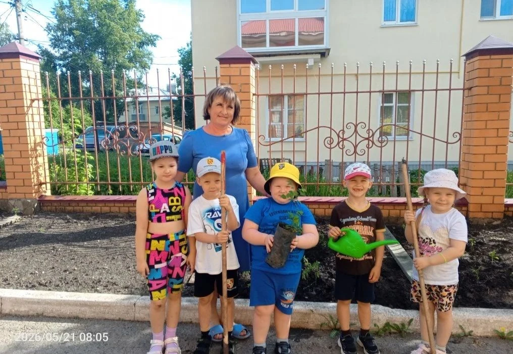 В старшей группе прошёл трудовой десант. Дождавшись тепла, ребята перенесли подросшую р...