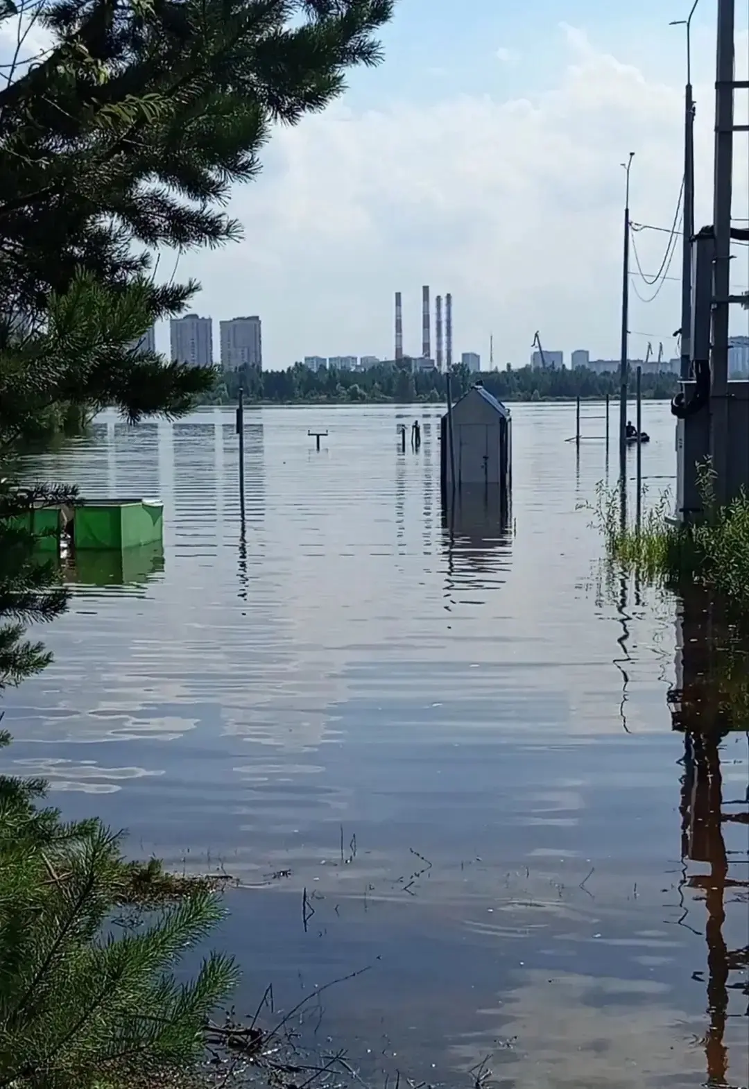Озеро Круглое превращается в отстойник. Из-за подъема воды подтопило пляжные туалеты и ...