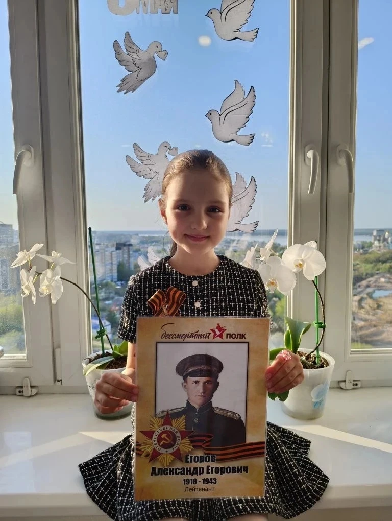 Ученики столичной школы №6 присоединились к масштабной акции «Окна Победы».  В преддверии 9 Мая ребя