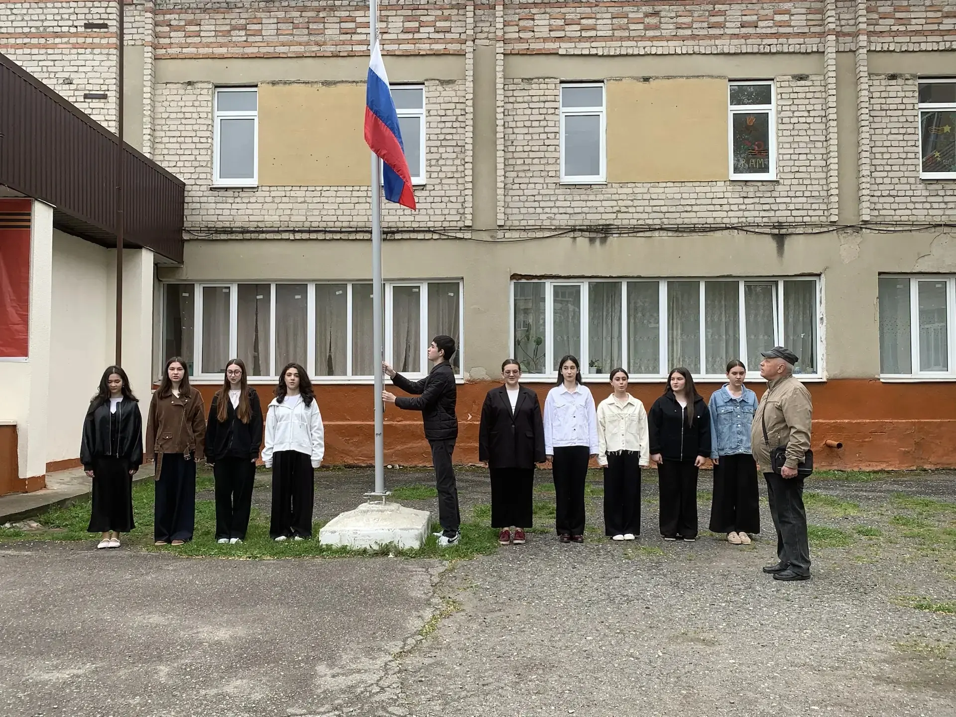 ⭐В гимназии 16-д/с прошла традиционная линейка поднятия флага.