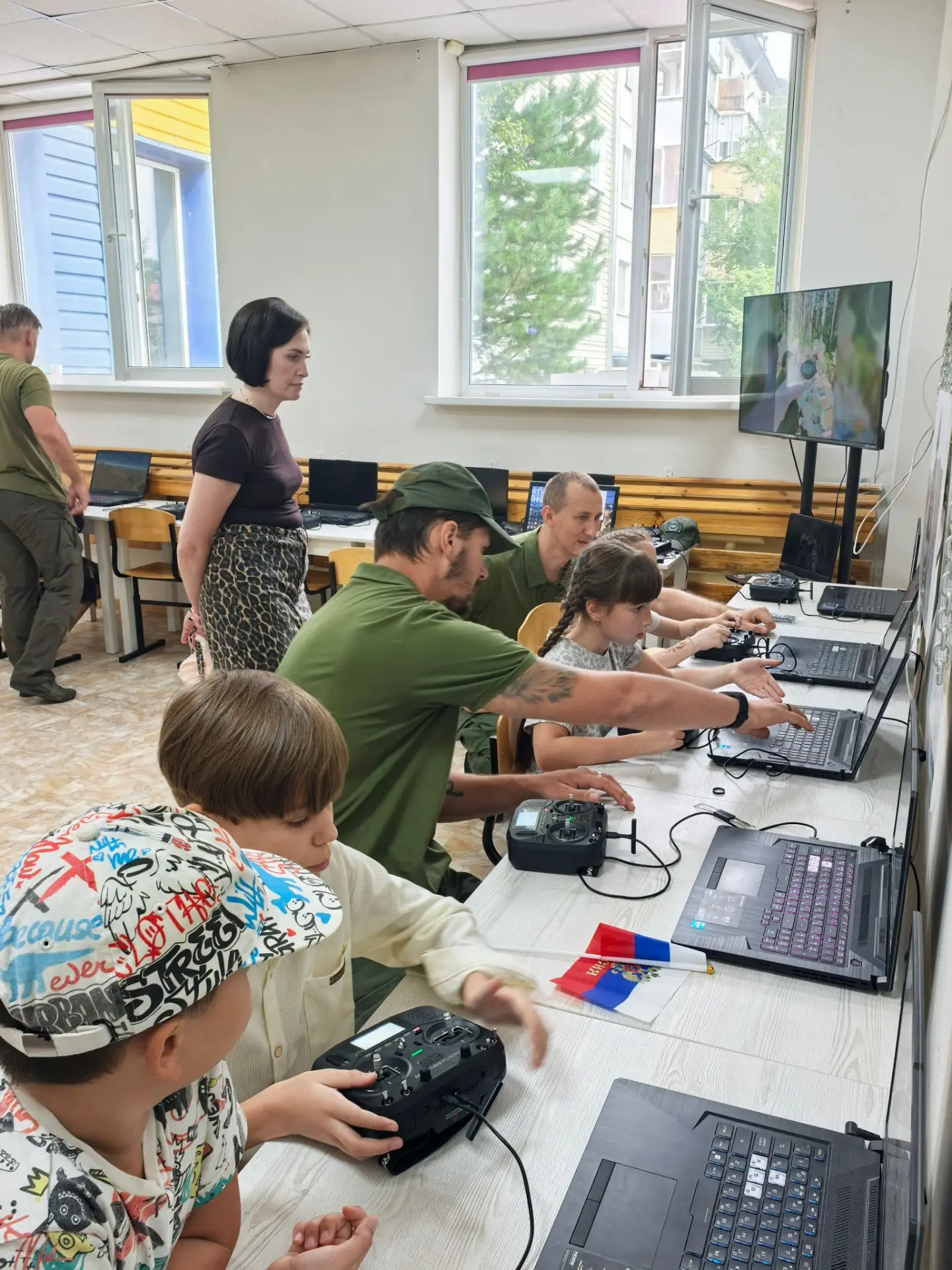 🇷🇺Инструкторы Центра «ВОИН» провели мастер-классы ко Дню Государственного флага РФ