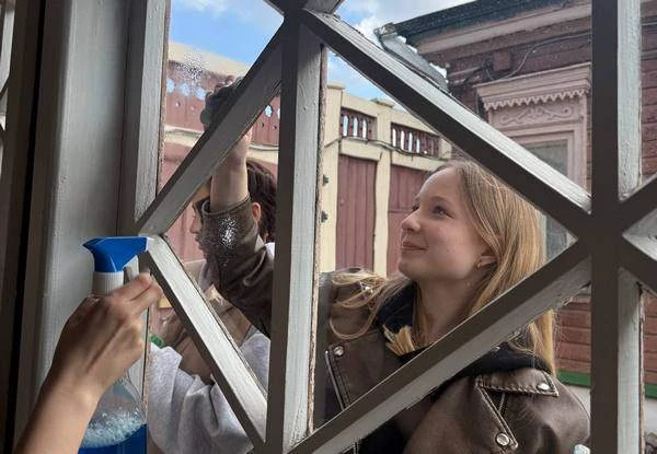 Трудовой академический десант навел порядок в подшефных вузу учреждениях: были вымыты окна, убрана п