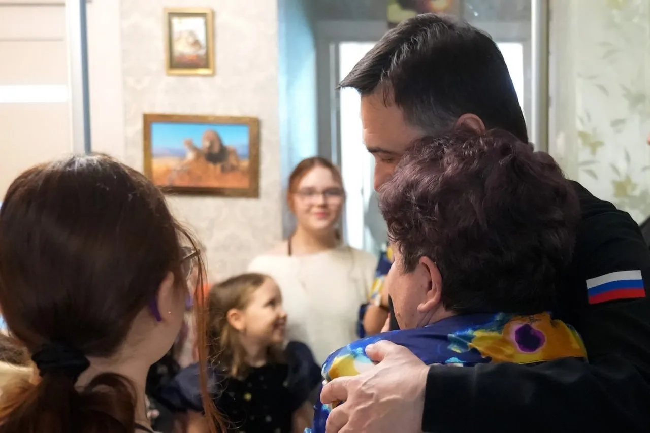 🌸Поздравил с 8 марта семью нашего героя, кавалера Ордена Мужества Олега Шорикова — супругу Ирину и д