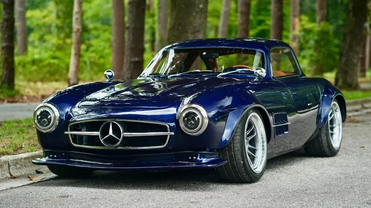 Chrysler за $5 тысяч превратили в легендарный Mercedes-Benz 300 SL.
Купе Chrysler Crossfire полность