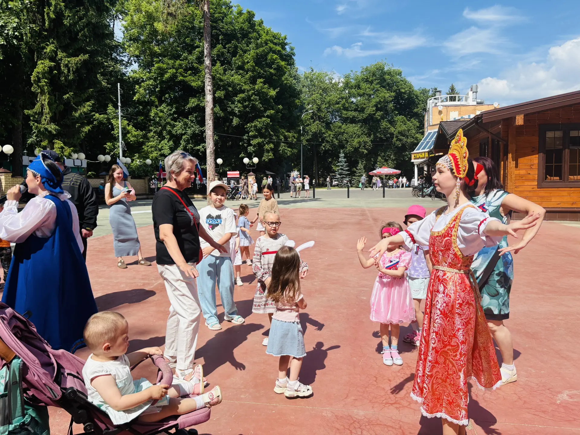 💃🪗 «Ликует русская душа» — так назывался мастер‑класс, который прошёл на открытой эстраде в Центра