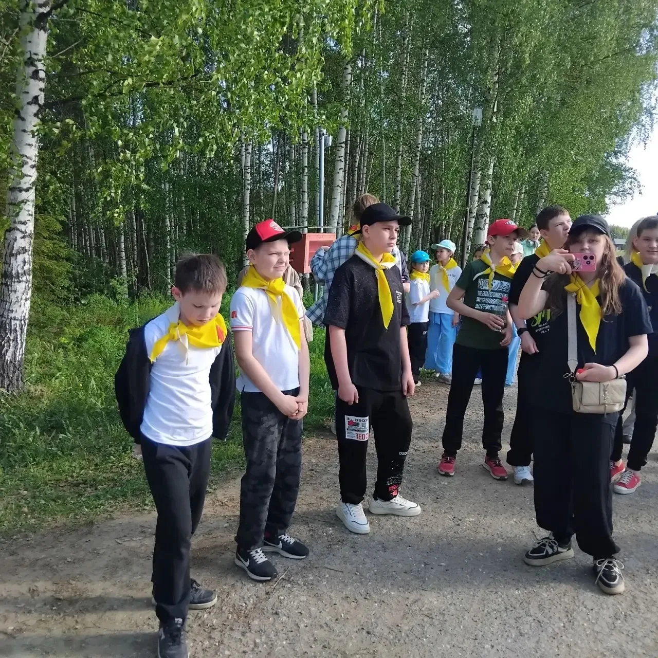 22 мая, солнечным вечером☀, учащиеся 7а, 4г, 7д, 7б классов 👫 в сопровождении Ереминой...