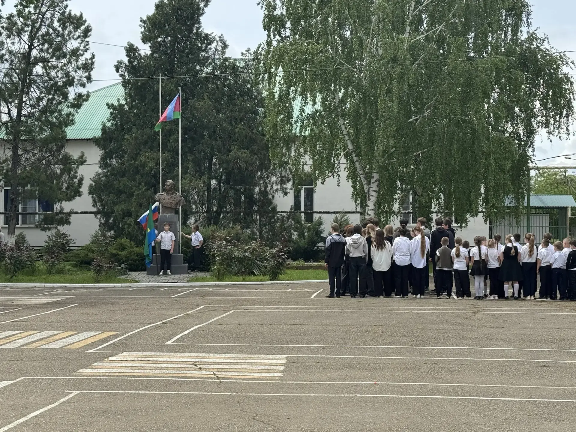 Сегодня по традиции прошла линейка, посвященная спуску флагов. Были исполнены гимны Российской Федер