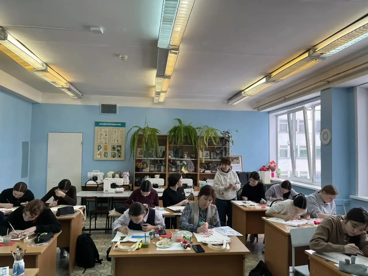 🎨 Сегодня прошел мастер-класс по росписи сумок-шоперов для учеников 8а класса во второ...