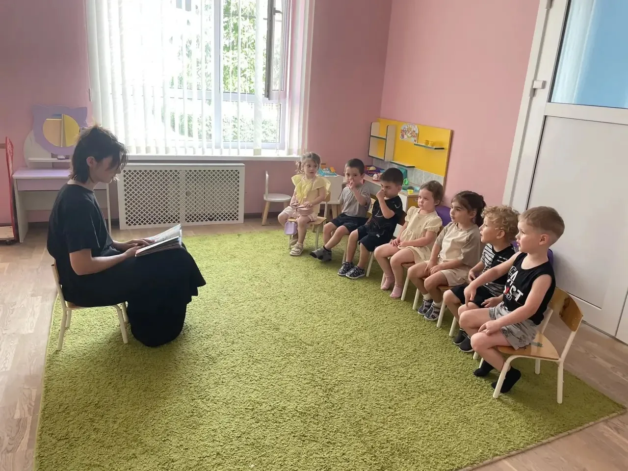 Чтение сказки Корнея Ивановича Чуковского "Муха-Цокотуха" 
Цель: познакомить детей с содержанием сти