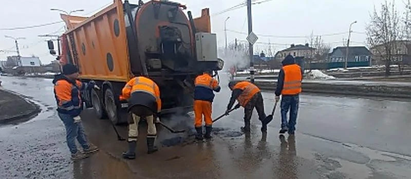 Внимание - улице Социалистической. И мост помоют, и ямы заделают