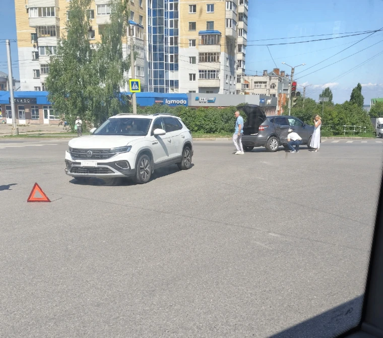 На перекрестке у ТЦ «Европа» в Чебоксарах снова произошло ДТП

Очередная авария произошла на перекре