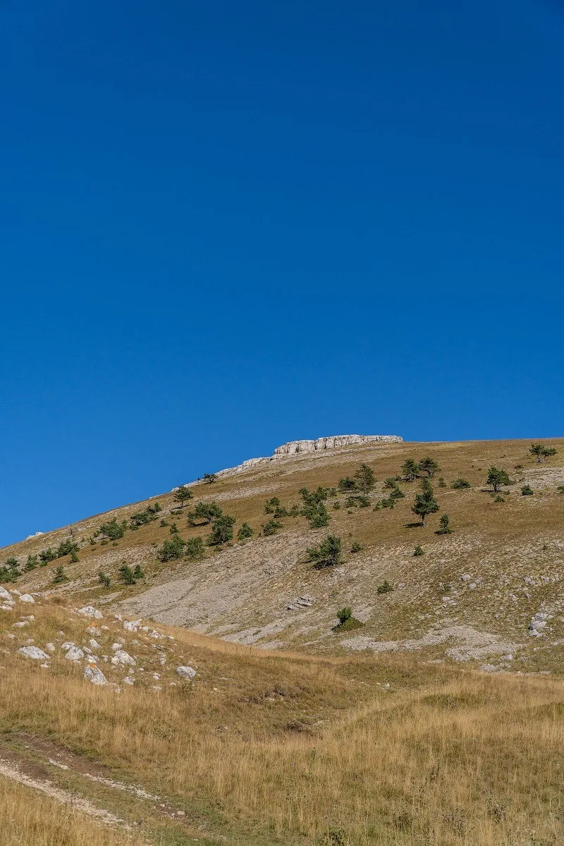 😍 Добро пожаловать на гору Роман‑Кош, самую высокую точку Крыма!