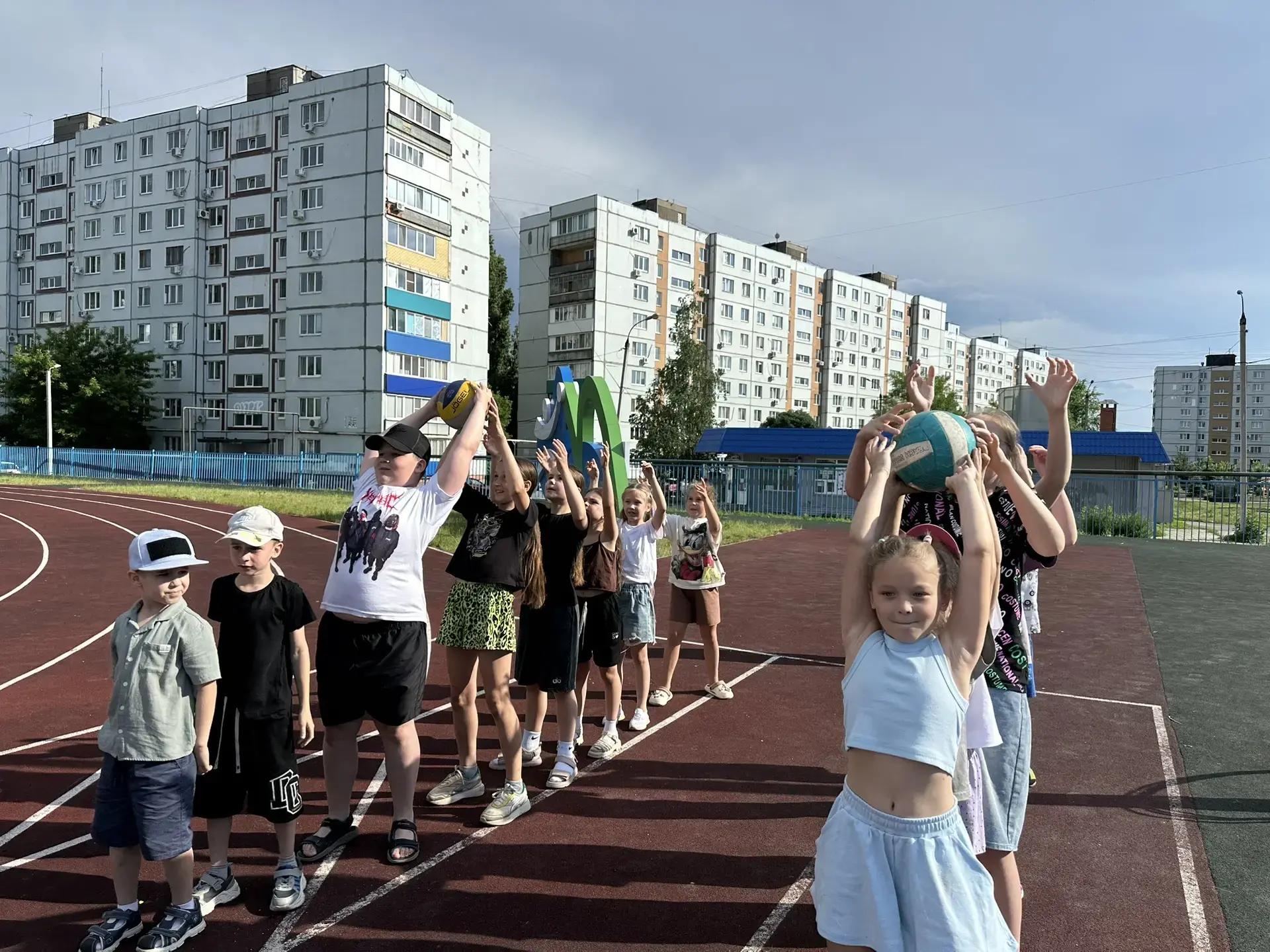 Лето, друзья и любовь к России: как прошёл вечер в школе № 25 🇷🇺☀️

Лето — это время, когда даже о
