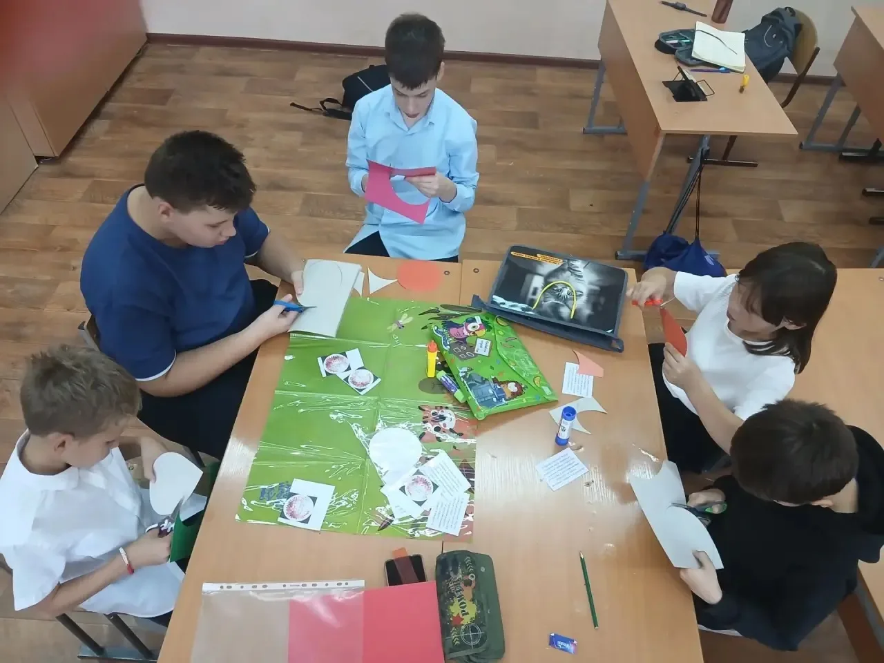🎉 Накануне Дня Учителя ребята из 4 «Б» устроили творческую мастерскую! 🎨✨