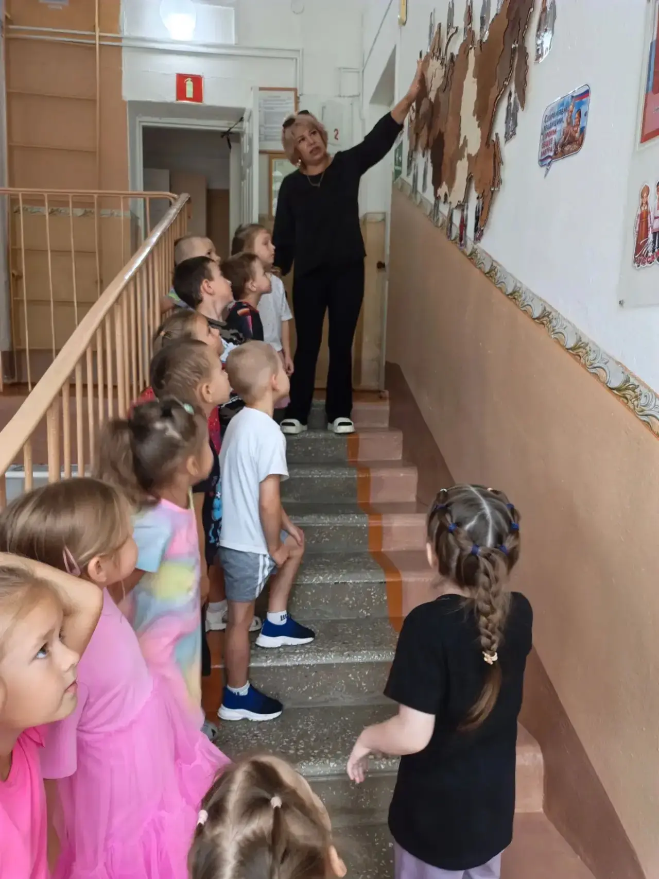 В старшей группе прошла беседа на тему "Символ России - государственный флаг России". Ц...