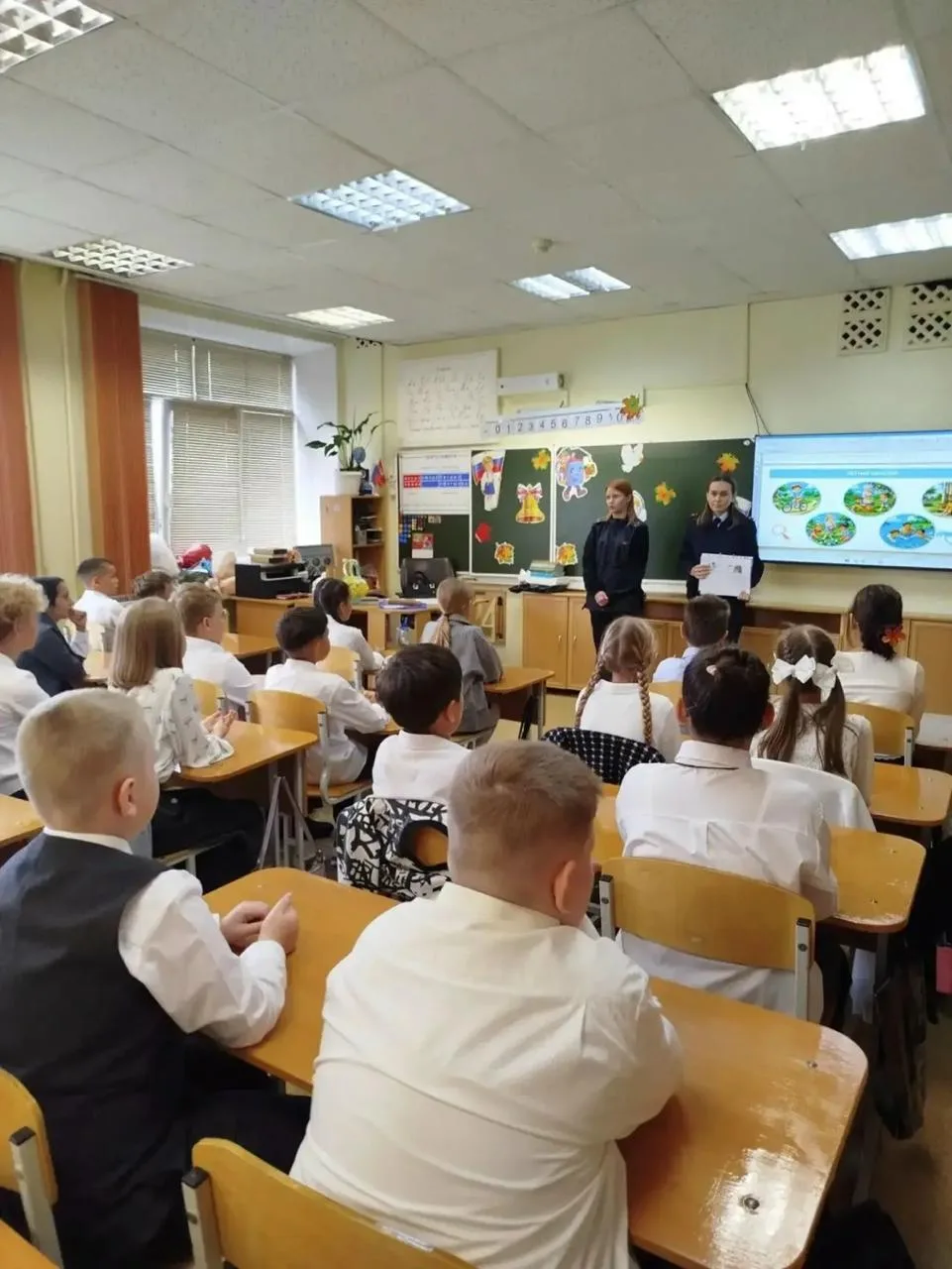 👩‍🏫 В День знаний в школе №16 Миасса для младшеклассников провели урок безопасности.