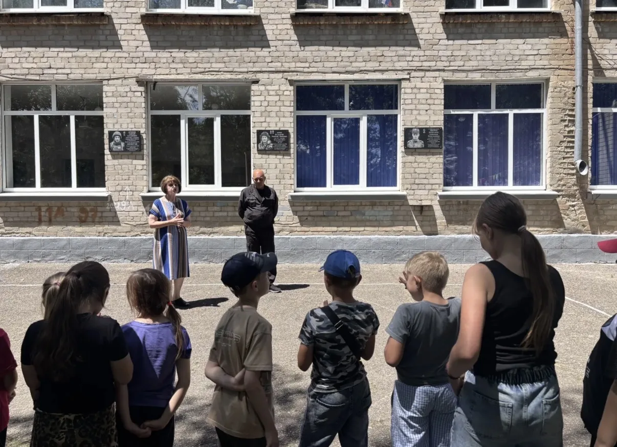 🌸  Десятый день в лагере:
📎Миссия «Служи Отечеству»
Беседовали на тему «Защитники Отечества» и игр