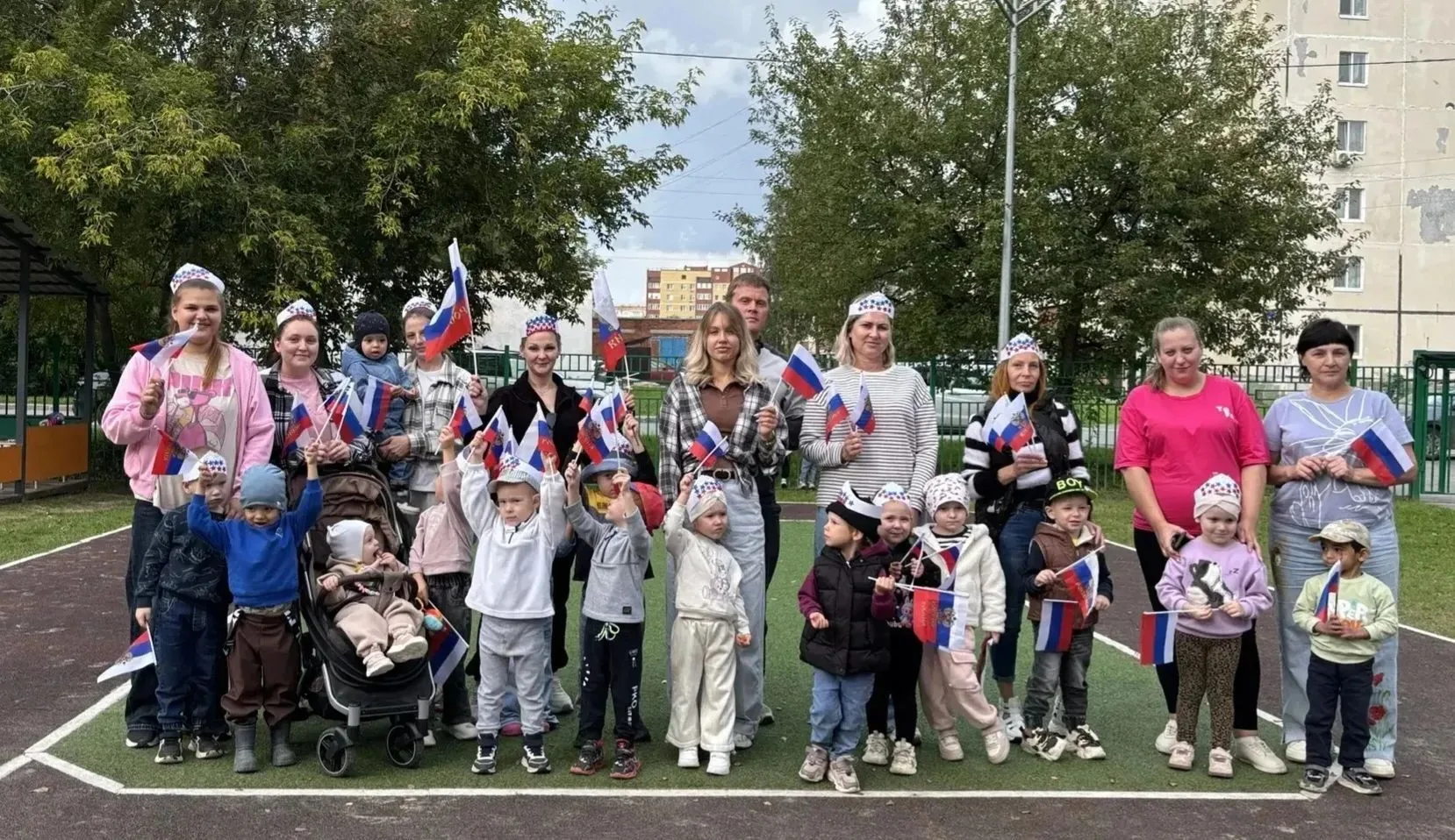 Гордо реет в небе синем
