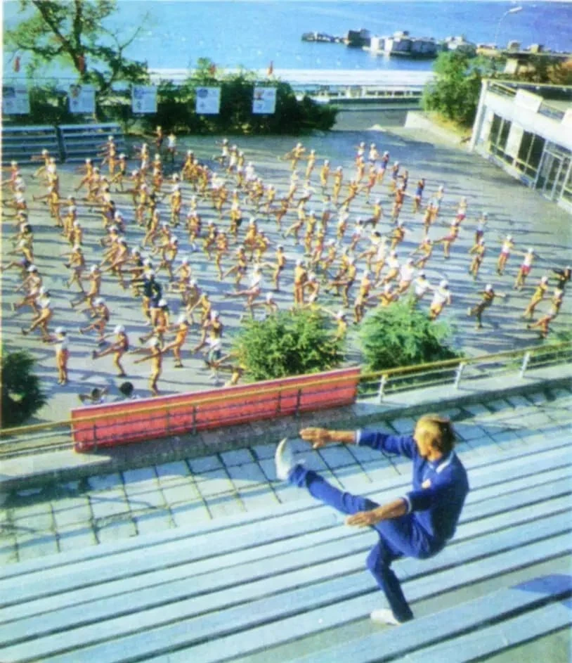 Утренняя гимнастика. Фото с комплекта открыток "Артек", 1979 год.