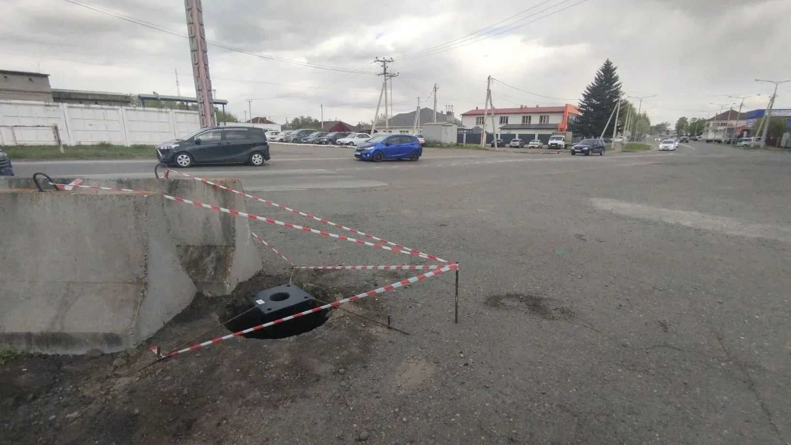💡Новую линию освещения монтируют на улице Гагарина в Абакане, подрядчик приступил к установке опор и