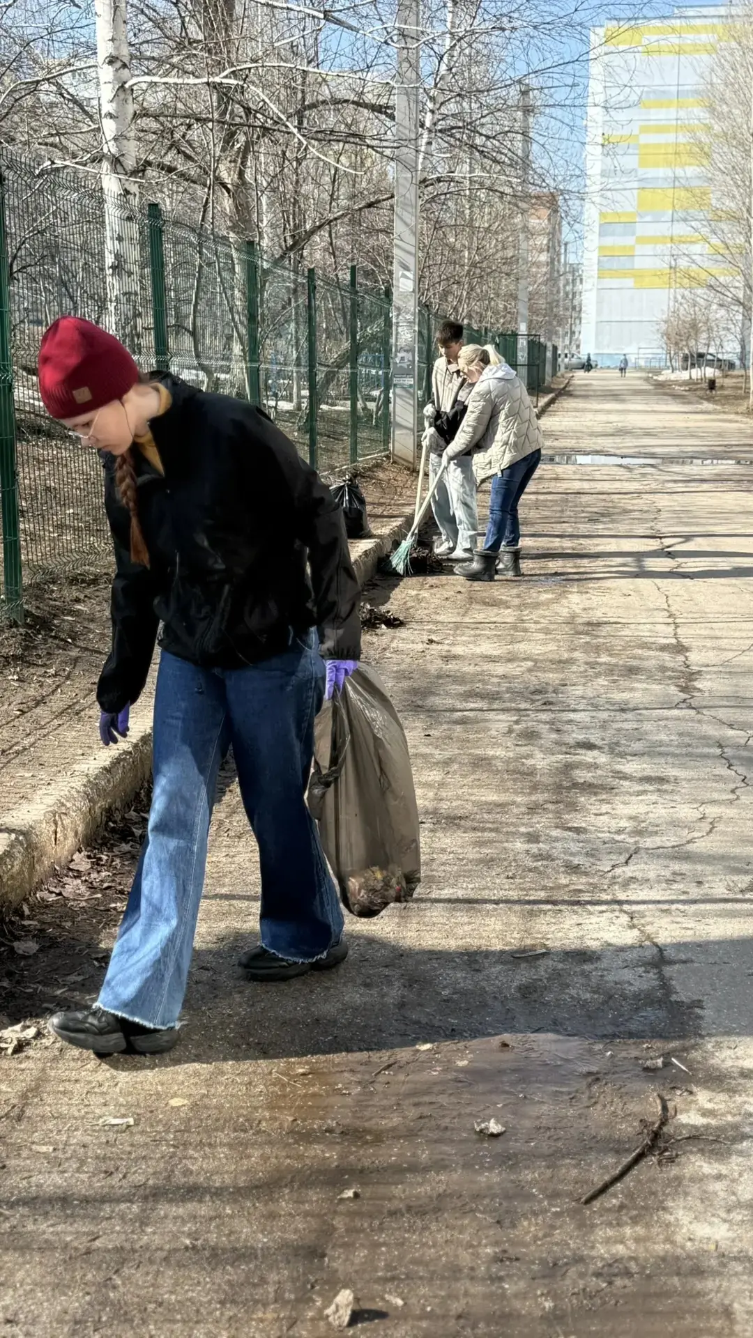 Сегодня в рамках городского субботника ученики 5 класса Э, 8 класса Г, 10 класса Б, 11 класса Б и кл