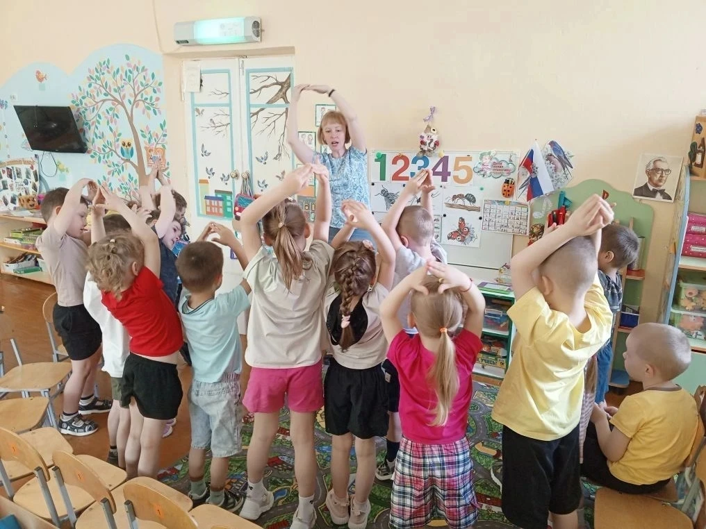 Луг ковром цветов покрыт,
