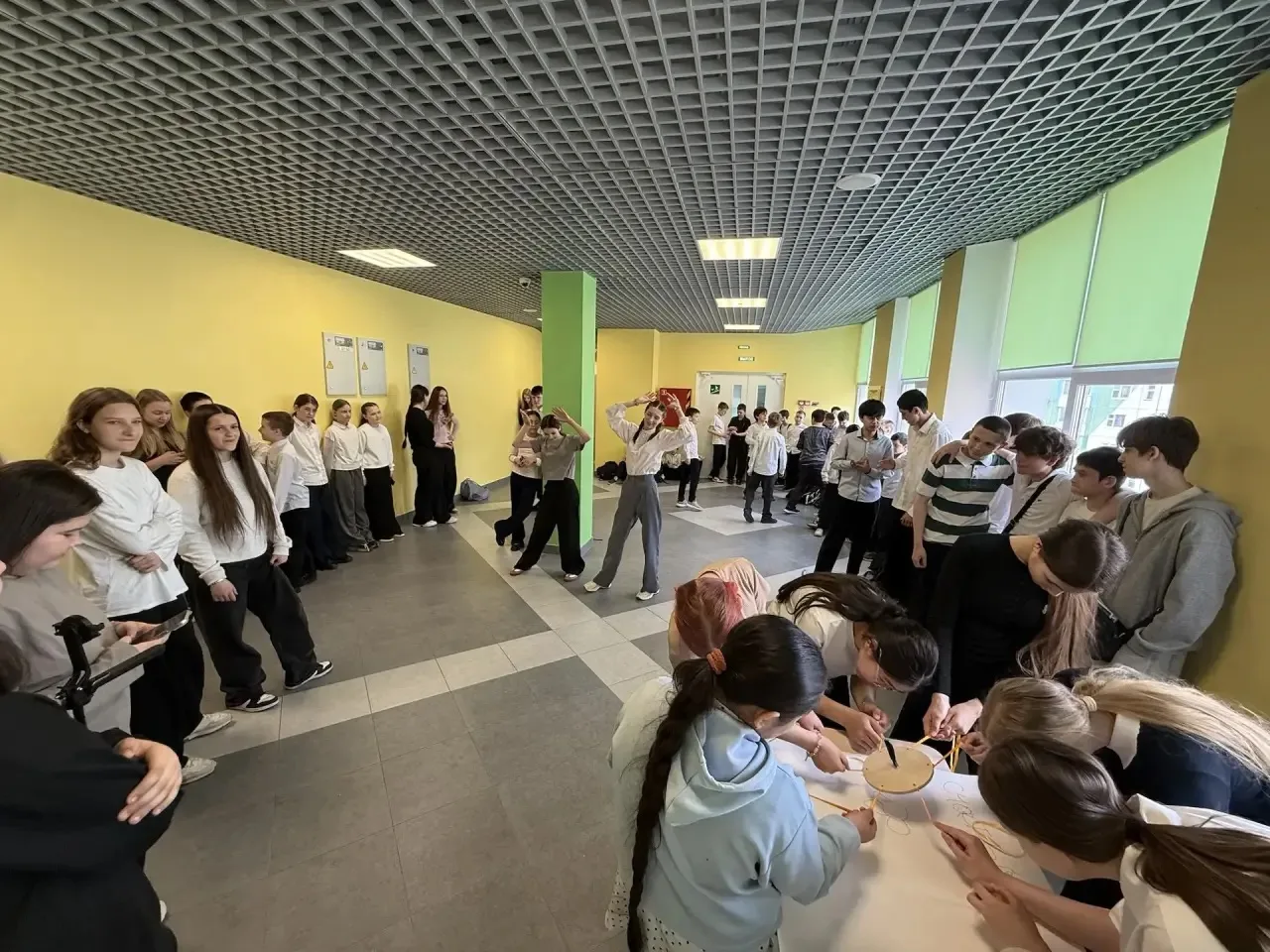 Тут в Зелёной🌿 пронеслась целая волна необычных перемен! Только звенит звонок с урока, так сразу нач
