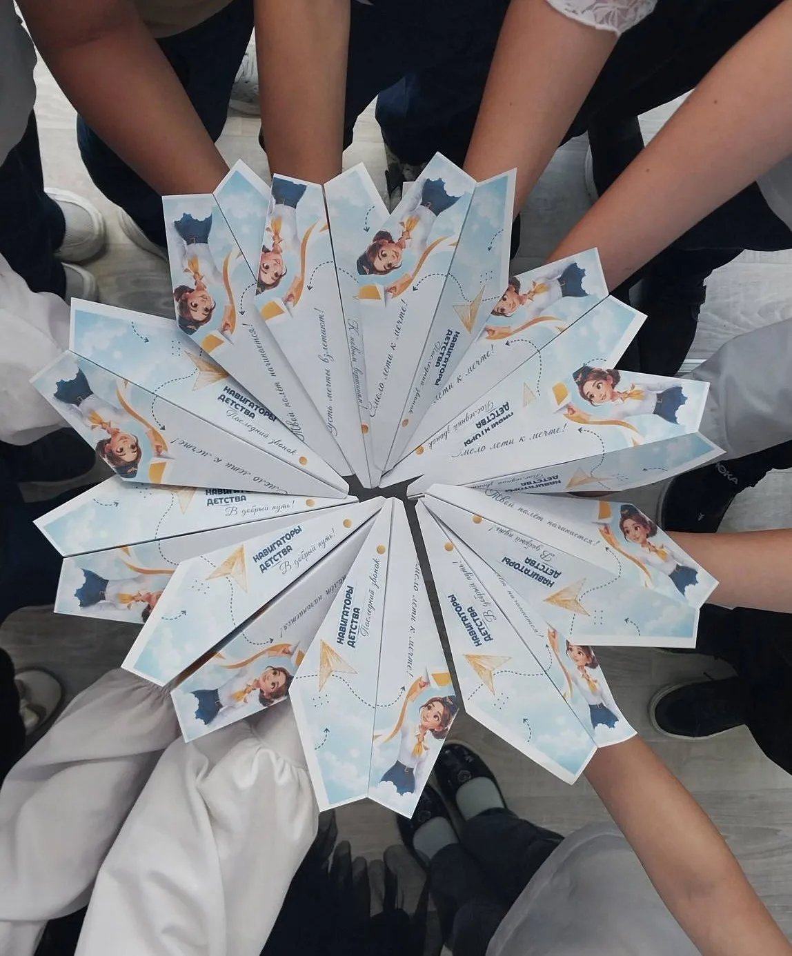Наши Выпускники отправляются  в будущее! 💺✈
А в качестве билета — бумажные самолётики от первокласс
