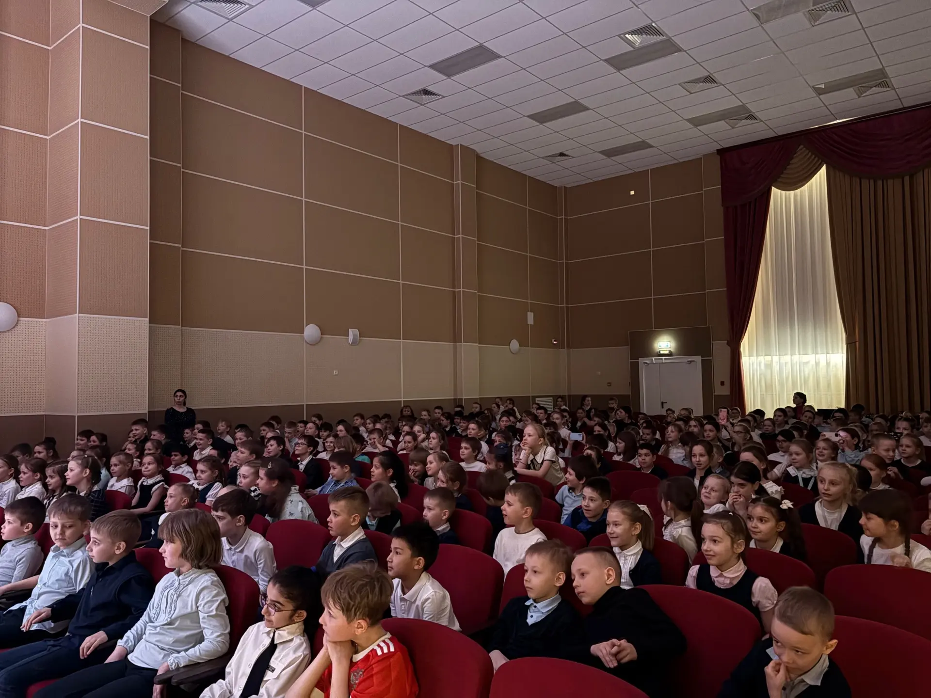 🎭 Театр приехал! А это значит — в нашей школе поселилась сказка!