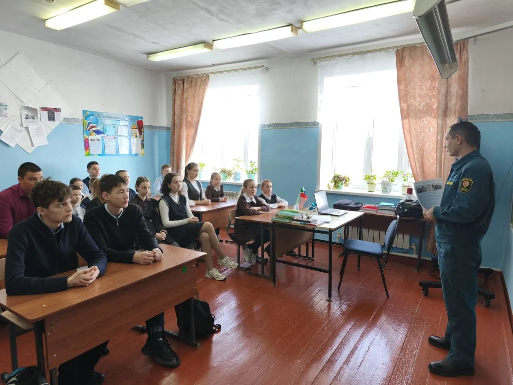 Сегодня нашу школу посетил сотрудник МЧС Аллаяров Д. М. Он провел беседу с учащимися о ...