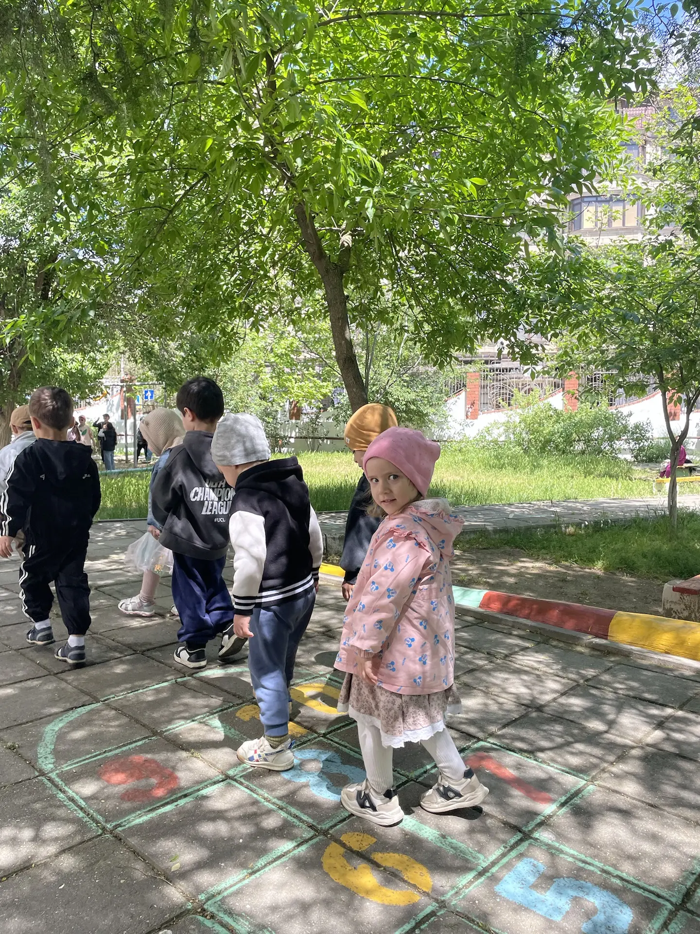 Подвижная игра в младшей группе «по ровненькой дорожке»