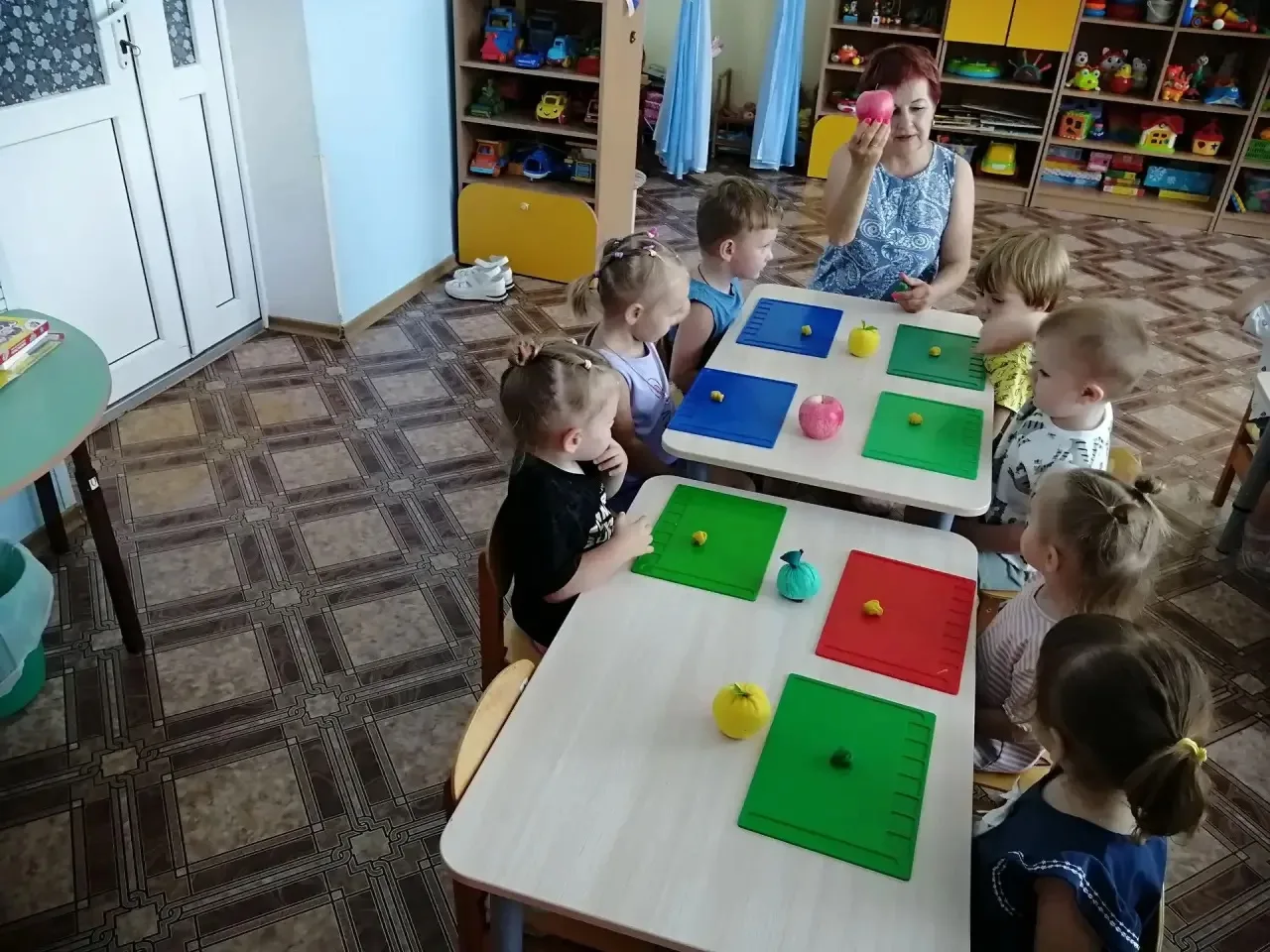 🍎 В группе номер 2 прошла творческая лепка — ребята создавали свои собственные яблочки...