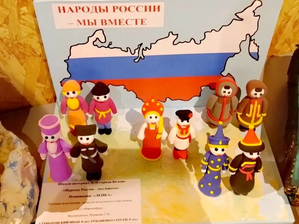 В галерее "Вернисаж" открылась выставка "Сильна держава, коль народ един"  Экспозиция декоративно-пр