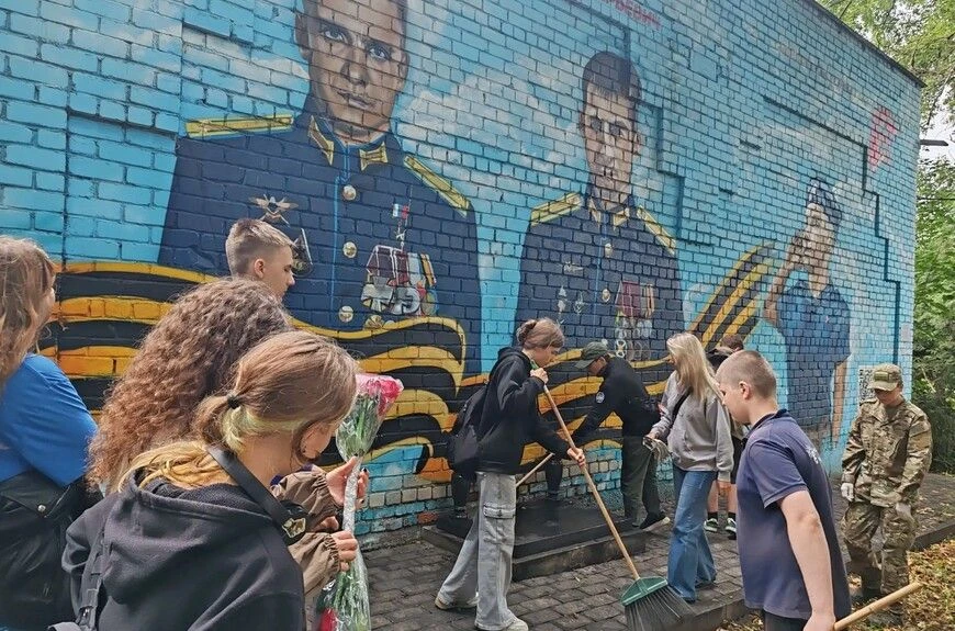📍Волонтёры Солнечногорска привели в порядок мемориал героям СВО