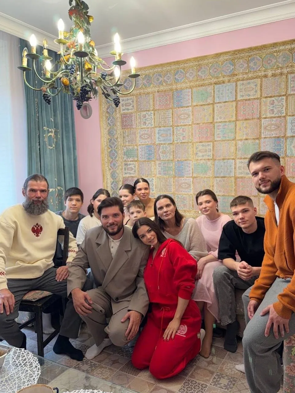 Спасибо маме за то, что родила мне 9 лучших друзей, а еще повесила бремя свахи. Аню зам...