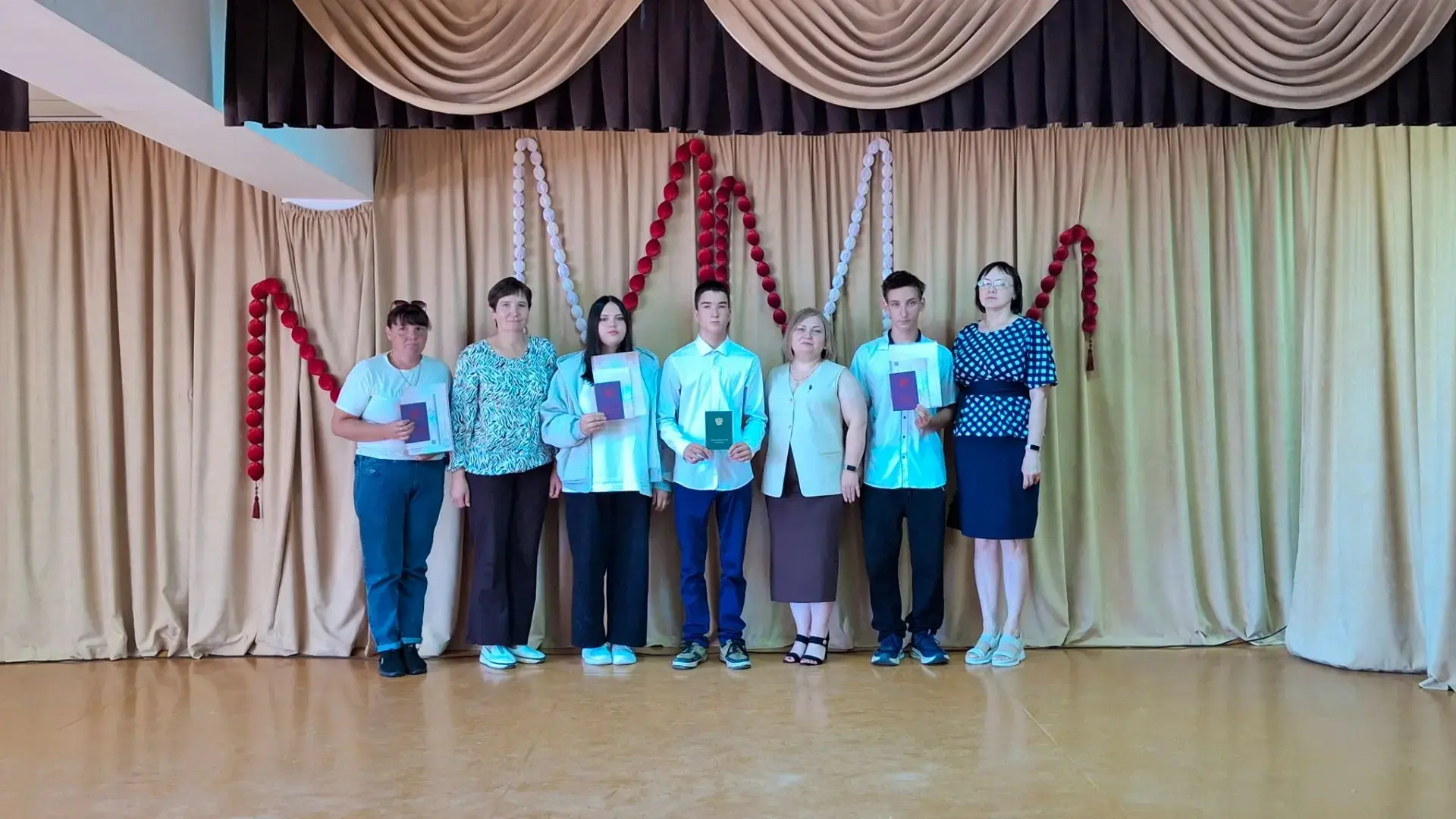 Момент, которого ждали!

Выпускники 9 класса МКОУ «Верхнёвской ООШ» официально получили свои аттеста