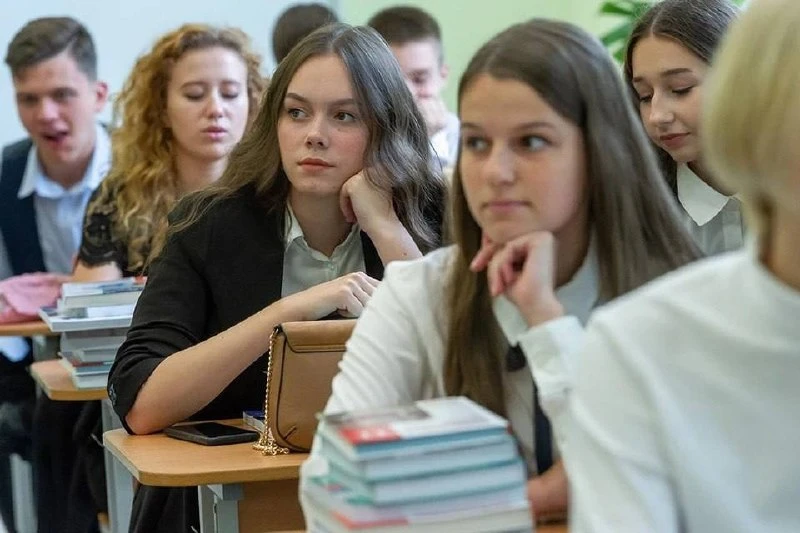 В 10-11 классах обновят программы по пяти предметам.

▫️Российские старшеклассники с 1 сентября 2027